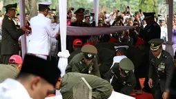 Jenazah istri presiden ke-6 RI Susilo Bambang Yudhoyono (SBY), Ani Yudhoyono dimakamkan di TMP Kalibata, Jakarta, Minggu (2/6/2019). Ani Yudhoyono dimakamkan secara militer. (Liputan6.com/JohanTallo)