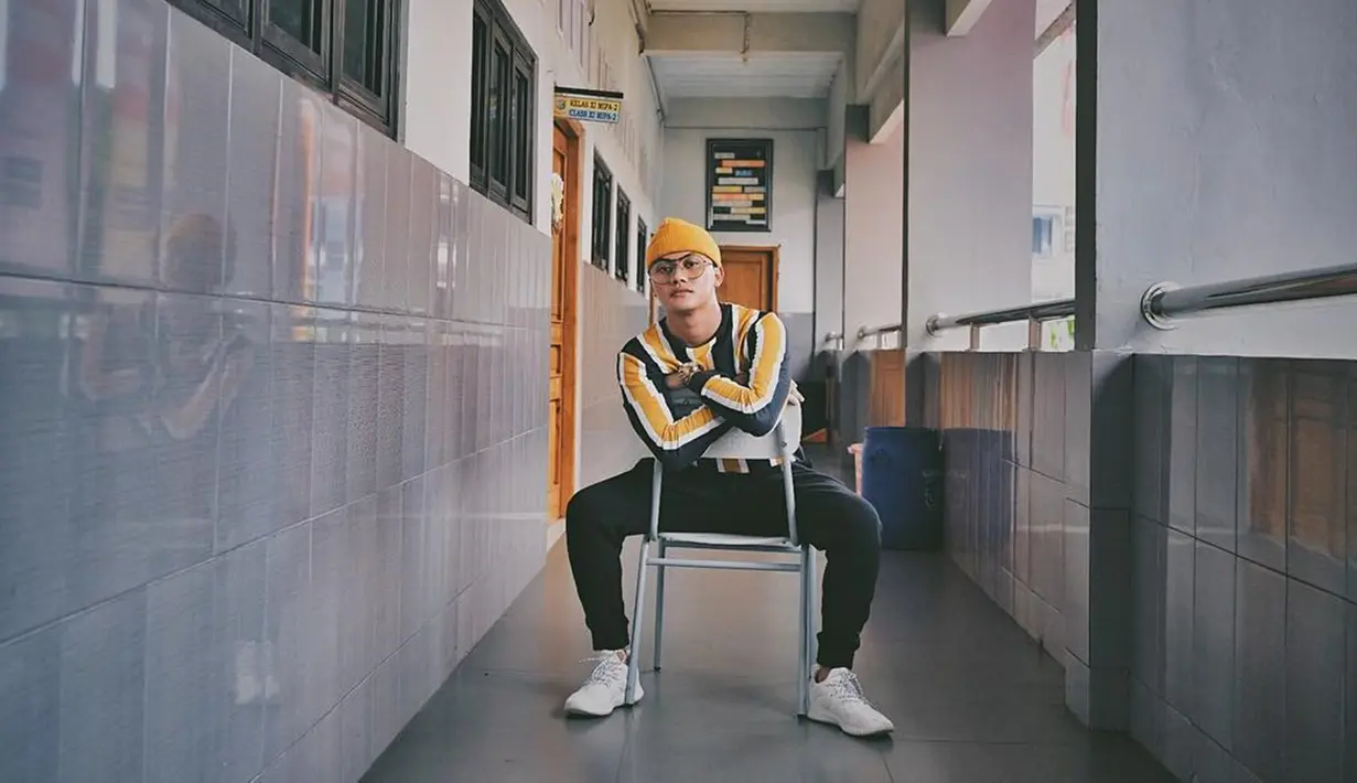 Selain bergaya kasual, Rizky juga kerap tampil dengan street style dengan memadukan sweater dikombinasikan dengan beany hat. Tambah stylish dengan memadukan footwear sneaker putih.(Liputan6.com/IG/@rizkyfbian)