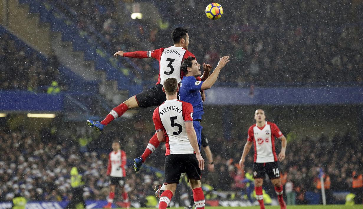 Aksi pemain Southampton, Maya Yoshida (atas) menghalau bola dari kejaran pemain Chelsea, Alvaro Morata  pada laga Premier League di Stamford Bridge, London, (16/12/2017). Chelsea menang 1-0. (AP/Tim Ireland)