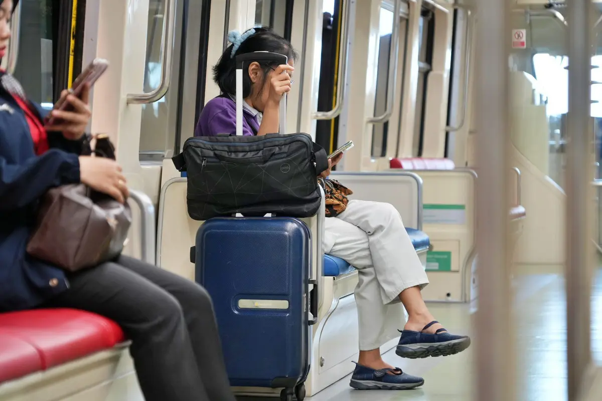 LRT Jabodebek mulai melakukan uji coba layanan penitipan barang di Stasiun Halim. (Foto: LRT)