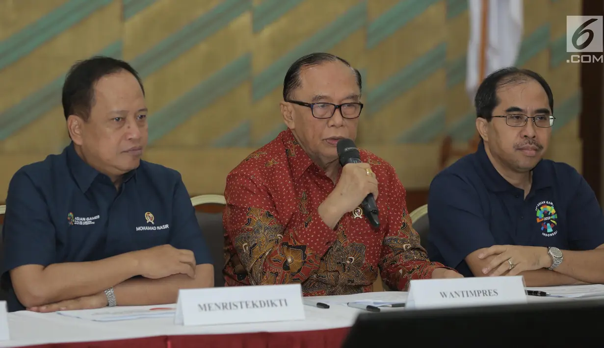 Anggota Wantimpres, Sidarto Danusubroto memberikan keterangan pada acara jumpa media Harmoni Indonesia 2018 di Kemenristekdikti, Jakarta, Jumat (3/8). Presiden Joko Widodo bakal hadir dan turut bernyanyi dalam kegiatan itu. (Liputan6.com/Herman Zakharia)