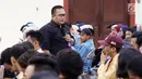 Redpel Liputan6.com Gabriel Abdi Susanto menjadi pembicara dalam Emtek Goes To Campus di kampus UGM, Yogyakarta, Selasa (16/10). EGTC 2018 juga menghadirkan kompetisi news presenter, inspiring sharing dan entertainment talk. (Liputan6.com/Herman Zakharia)