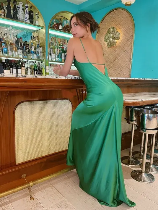 <p>Seksi, Victoria Beckham kembali memilih dress berwarna hijau. Kali ini strappy dress yang ia kenakan memiliki detail cut-out di bagian punggung. Foto: Instagram.</p>
