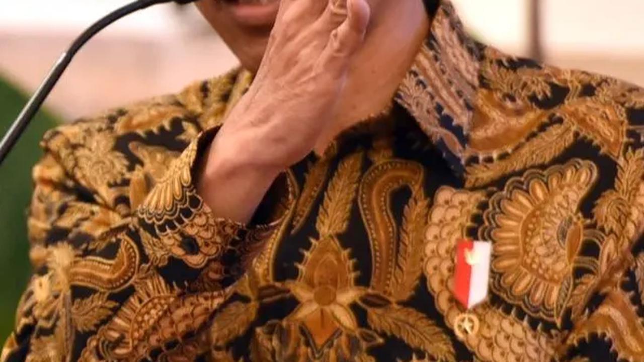 Jokowi Ungkap Alasan Bagi-Bagi BLT Rp400.000 ke 18 Juta Keluarga