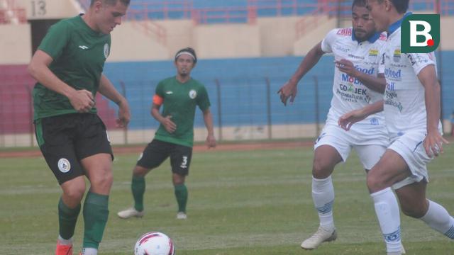 Gelandang PSS Sleman, Guilherme Batata Membawa Bola