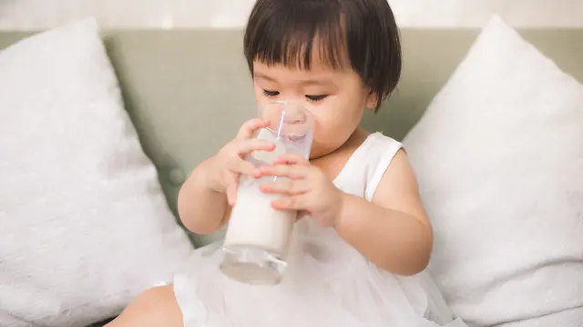 anak minum susu