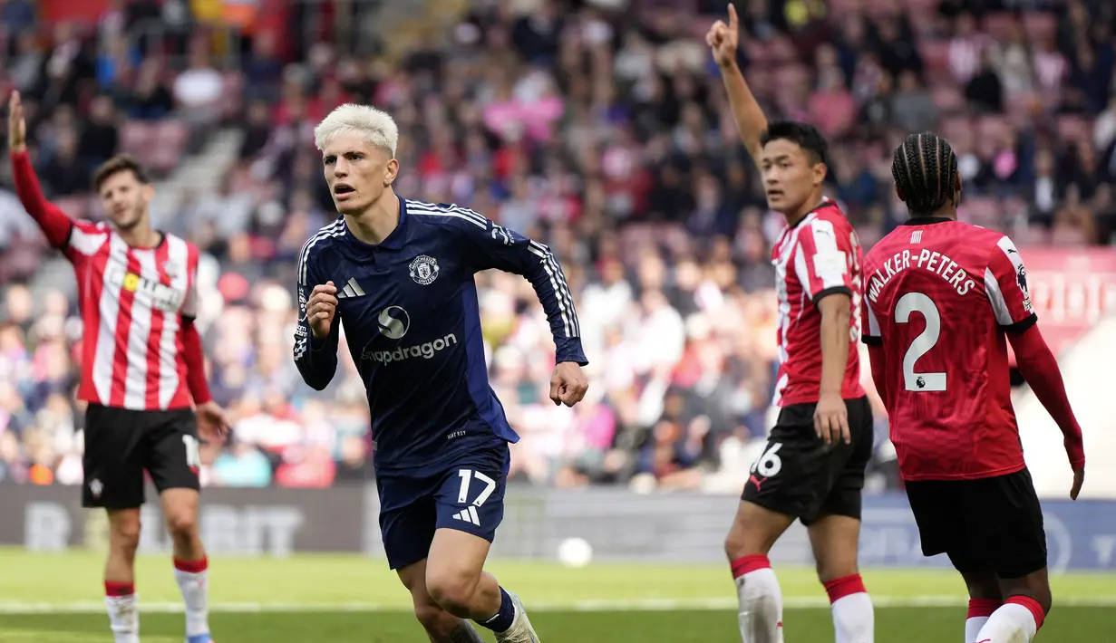 Pemain Manchester United, Alejandro Garnacho melakukan selebrasi setelah mencetak gol ketiga timnya ke gawang Southampton pada laga lanjutan Liga Inggris 2023/2024 di St Mary's Stadium, Southampton, Inggris, Sabtu (14/09/2024). (AP Photo/Alastair Grant)
