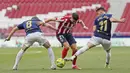 Pemain Atletico Madrid, Yannick Carrasco, berusaha melewati pemain Osasuna pada laga Liga Spanyol di Stadion Wanda Metropolitano, Minggu (16/5/2021). Atletico Madrid menang dengan skor 2-1. (AP/Manu Fernandez)