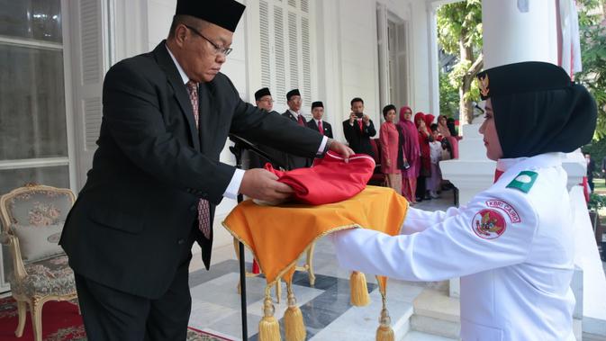 Kuasa Usaha Ad Interim, Abdurrahman Sabran, memimpin jalannya upacara peringatan HUT ke-73 Republik Indonesia. (KBRI Kairo)