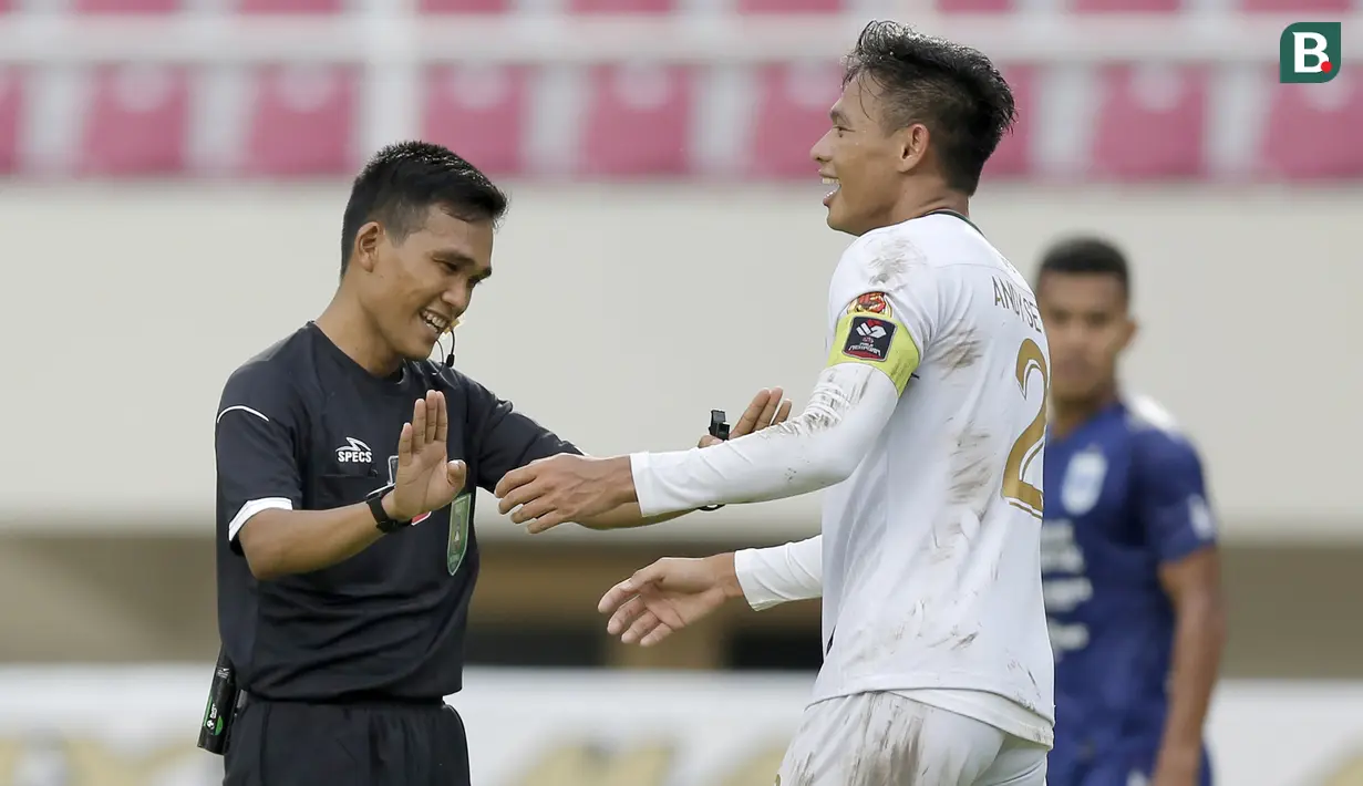 Bek Persikabo 1973, Andi Setyo Nugroho (kanan) memprotes keputusan wasit yang memberi tendangan penalti kepada PSIS Semarang dalam laga matchday ke-2 Grup A Piala Menpora 2021 di Stadion Manahan, Solo, Kamis(25/3/2021). Persikabo 1973 kalah 1-3 dari PSIS. (Bola.com/Arief Bagus)