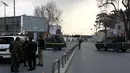 Pasukan keamanan Afghanistan memblokir daerah rumah sakit militer terbesar di Kabul, Rabu (8/3). Sejumlah pria bersenjata berpakaian sebagai dokter terlibat bentrok dengan pasukan keamanan di dalam gedung selama beberapa jam. (AP Photo/Massoud Hossaini)
