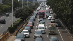 Sejumlah kendaran melintasi tol dalam kota di Jakarta, Senin (7/10/2019). Tahun depan, Badan Pajak dan Retribusi Daerah (BPRD) DKI Jakarta bisa memenjarakan penunggak pajak kendaraan bermotor dengan nilai diatas 100 juta. (Liputan6.com/Angga Yuniar)