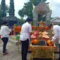 Ritual sembahyang dan merayakan Hari Ulang Tahun (HUT) Se Mien Fo  pada 9 November 2021 di Klenteng Tuban. (Ahmad Adirin/Liputan6.com)
