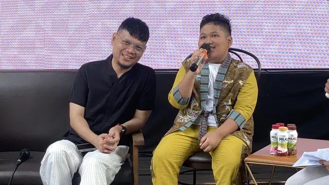 Meltho, dan Krishna Sakti (kiri ke kanan) dalam konferensi pers Perilisan Karya Terbaru Krishna Sakti yang dihelat di Jakarta, Kamis (8/10/2026). (Liputan6.com/Nola Vemiliana)