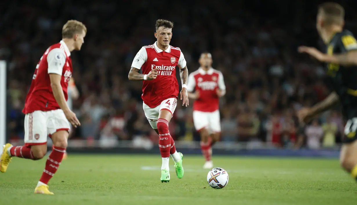 <p>Bek Arsenal, Ben White berlari membawa bola saat bertanding melawan Aston Villa selama pertandingan lanjutan Liga Inggris di Stadion Emirates di London, Kamis (1/9/2022). Arsenal menag tipis atas Aston Villa 2-1. (AP Photo/David Cliff)</p>