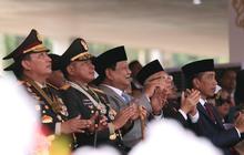 VIDEO: Aksi Keren 200 Prajurit Terjun Payung Bikin Jokowi &  Prabowo Terkagum-kagum di HUT TNI