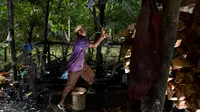 Gambar pada 9 Februari 2020 menunjukkan pekerja mengolah potongan pohon sagu menjadi tepung di sebuah desa di Meulaboh, provinsi Aceh. Berwarna putih agak pucat, tepung ini sering digunakan untuk pembuatan berbagai makanan dan masakan. (CHAIDEER MAHYUDDIN/AFP)