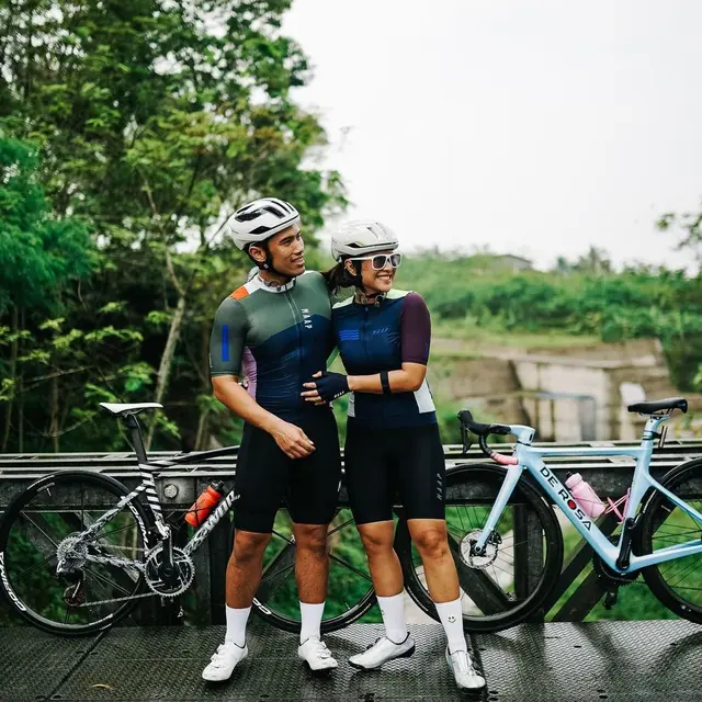 6 Momen Seru Liburan Dian Sastro Bersama Suami, Sepedaan Bareng di Magelang