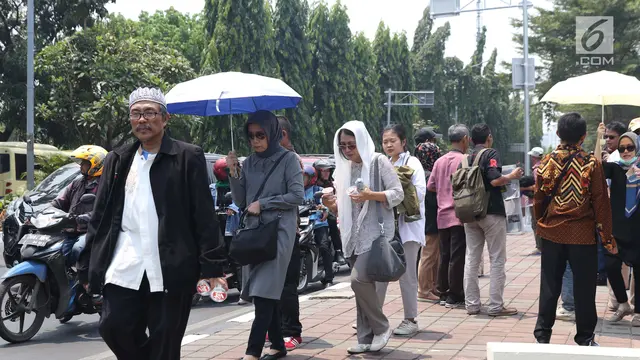 BJ Habibie Meninggal, Warga Penuhi Area TMP Kalibata