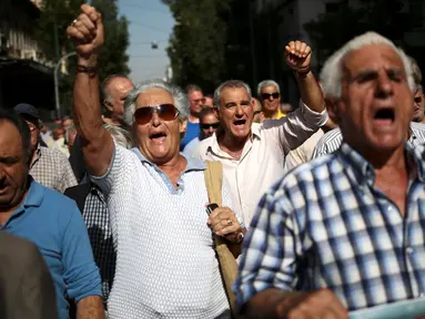Para pensiunan meneriakkan tuntutan ketika melakukan aksi long march ke kantor Perdana Menteri Alexis Tsipras, di Athena, Senin (3/10). Aksi ini untuk memprotes pemotongan tunjangan pensiun oleh pemerintah Yunani. (REUTERS / Alkis Konstantinidis)
