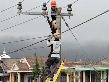 Citizen6, Jakarta: Petugas PLN sedang melakukan pemeliharaan Jaringan Tegangan Menengah (JTM) dalam upaya meningkatkan kehandalan pasokan listrik kepada pelanggan. (Pengirim: Agus Trimukti)