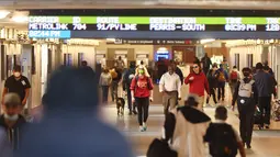 Orang-orang berjalan melalui Union Station di Los Angeles, California (3/3/2022). Los Angeles County diperkirakan akan mencabut mandat masker dalam ruangannya besok, sementara negara bagian California mengizinkan mandat masker dalam ruangannya berakhir pada 15 Februari. (Mario Tama/Getty Images/AFP)