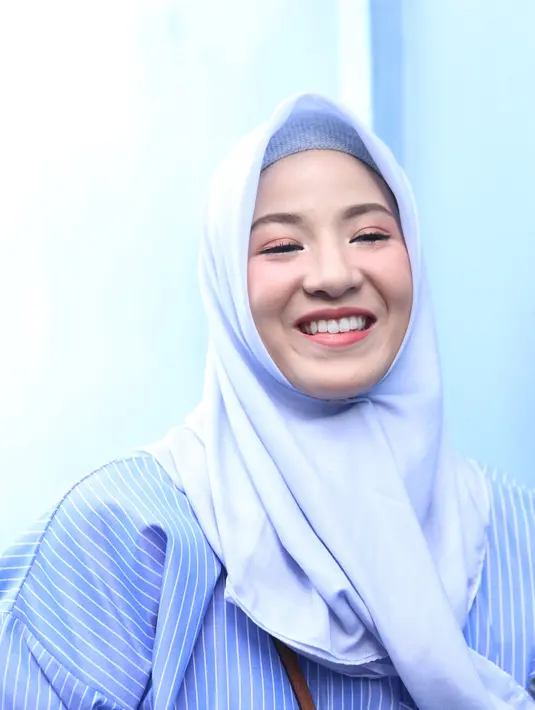 Sebagai istri, bintang sinetron Kupinang Kau dengan Bismillah itu tidak berharap suaminya lebih soleh ataupun menjadi ustaz. Pemain film Jomblo itu hanya berharap suaminya lebih mengerti ajaran-ajaran agama yang dianutnya. (Nurwahyunan/Bintang.com)