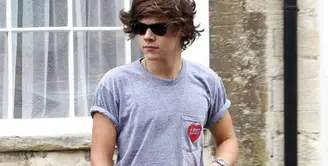 Rambut Harry Styles seakan menjadi ikon untuk imagenya. Berulang tahun, yuk simak gaya Harry Styles dari casual hingga ganteng banget! (Danny Martindale/Getty Images)