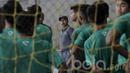 Pelatih Timnas Indonesia U-16, Fakhri Husaini, memantau seleksi Timnas Indonesia U-16 di National Youth Training Centre (NYTC), Sawangan, Depok, Sabtu, (25/03/2017). Sang pelatih memanggil 55 pemain untuk menjalani seleksi. (Bola.com/M Iqbal Ichsan)