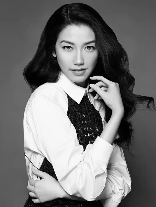 Potret hitam putih Velove Vexia yang memesona. Menampilkan dirinya dengan gaya rambut menawan dan outfit elegan. Foto: Instagram.