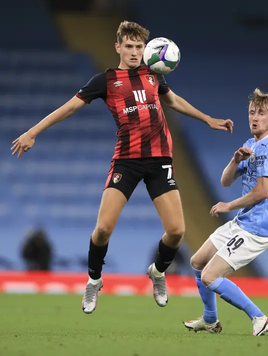 Gelandang Bournemouth, David Brooks mengontrol bola dari kawalan gelandang Manchester City, Tommy Doyle  pada pertandingan putaran ketiga Piala Liga Inggris di City of Manchester Stadium di Manchester, Inggris, Kamis (24/9/2020). City menang tipis atas Bournemouth 2-1. (Laurence Griffiths/Pool via A