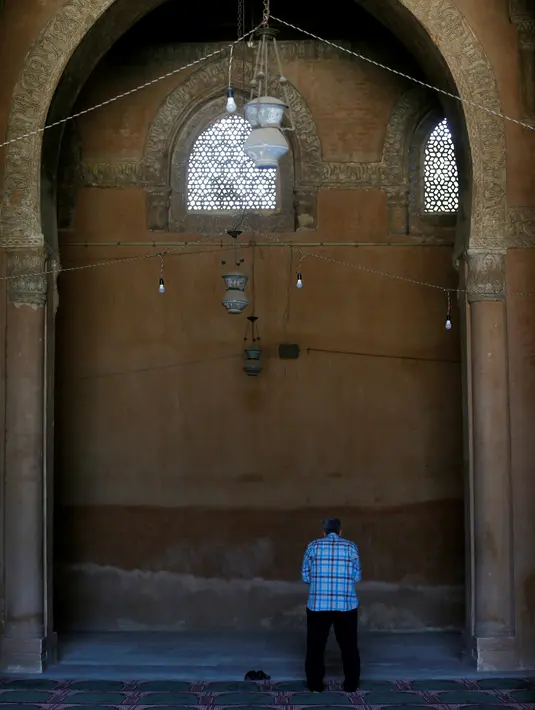 Seorang pria melaksanakan ibadah selama bulan suci Ramadan di Masjid Ibnu Tulun, Kairo, 2 Juni 2017. Masjid yang dibangun pada 876-879 di masa pemerintahan Ahmad Ibn Tulun ini merupakan masjid tertua kedua di Mesir. (REUTERS/Amr Abdallah Dalsh)