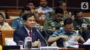 Menteri Pertahanan Prabowo Subianto (kiri) mengikuti rapat kerja dengan Komisi I DPR di Kompleks Parlemen, Senayan, Jakarta, Senin (11/11/2019). Rapat perdana Komisi I bersama Menhan Prabowo ini membahas rencana kerja dan anggaran Kementerian Pertahanan Tahun 2020. (Liputan6.com/Johan Tallo)