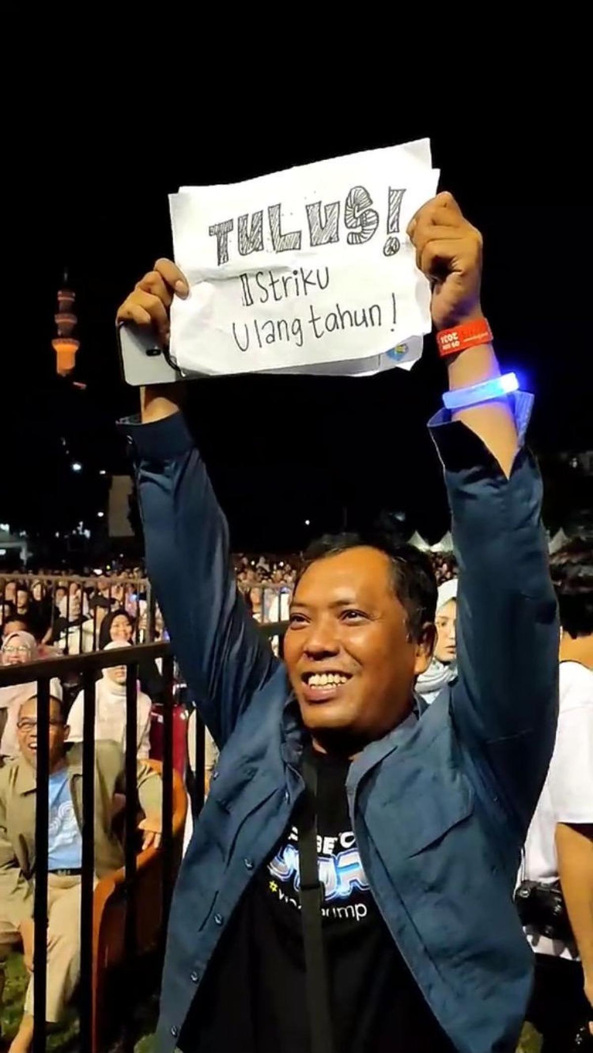 Awalnya sempat terbalik, inilah momen saat seorang pria maju sambil membawa tulisan "Tulus! Istriku ulang tahun,".