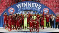 Pemain Bayern Munchen mengangkat trofi gelar juara Piala Super Eropa 2020 usai mengalahkan Sevilla di Puskas Arena, Budapest, Jumat (25/9/2020) dini hari WIB. Bayern Munchen menang 2-1 atas Sevilla. (AFP/Bernadett Szabo/pool)