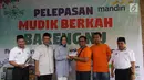 Pejabat Eksekutif Hubungan Kelembagaan Bank Mandiri Alexandra Askandar menyerahkan tiket gratis saat melepas peserta mudik bareng NU-Bank Mandiri di Kantor PBNU, Jakarta (9/6). Mudik gratis ini memberangkatkan 3.000 Nahdliyin. (Liputan6.com/Arya Manggala)