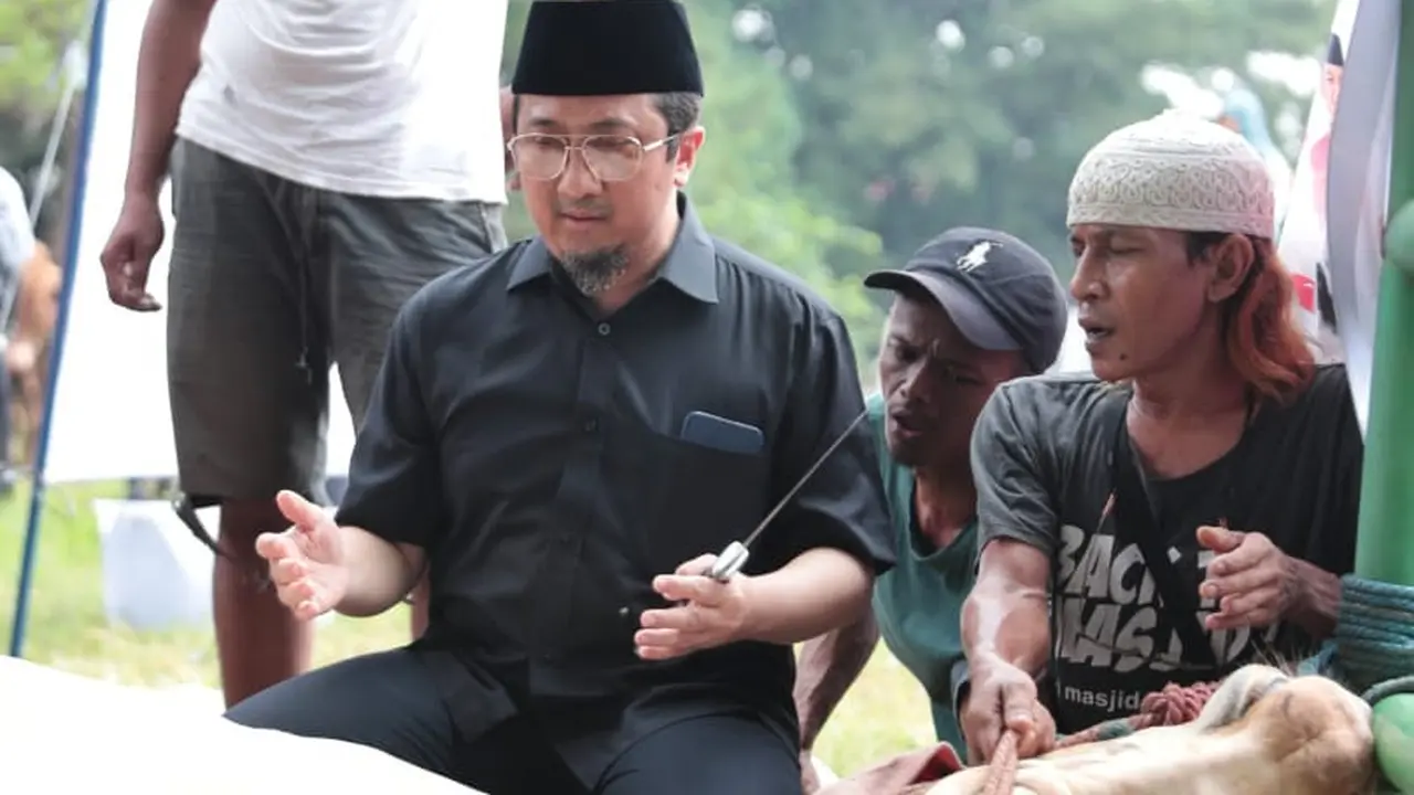 Ustaz Yusuf Mansur berdoa sebelum hewan dikurbankan di pesantren Daarul Quran, Tangerang, Senin (17/6/2024).