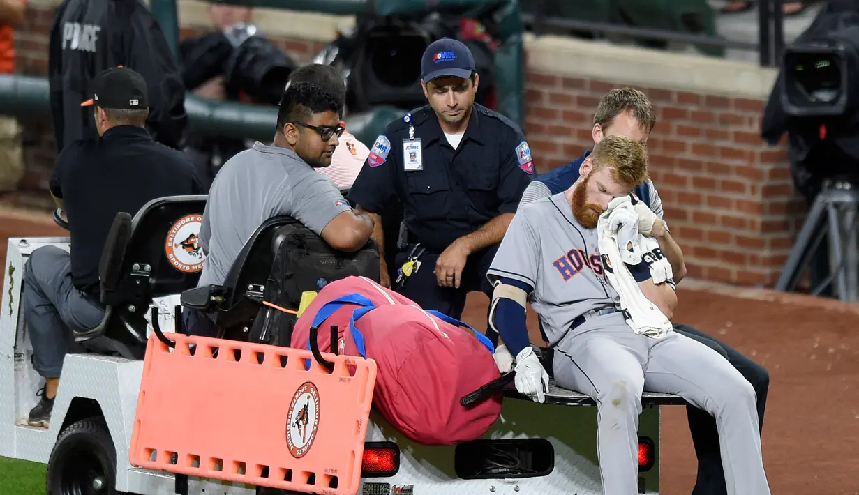 Pemain Houston Astros, Colin Moran dibawa keluar lapangan setelah bola menghantam matanya saat melawan Baltimore Orioles di Oriole Park di Camden Yards di Baltimore, Maryland (22/7). Astros menang 8-4. (AP Photo/Nick Wass)