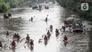 Peserta menyusuri Sungai Ciliwung saat mengikuti Festival Dayung Ciliwung, Jakarta, Minggu (4/12/2022). Festival Dayung Ciliwung digelar untuk pemanasan pra-Kejurnas Dayung 2022 sekaligus percontohan pengelolaan sungai di Indonesia. (Liputan6.com/Faizal Fanani)