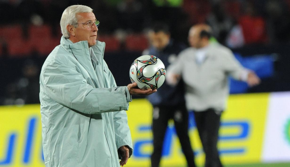 5. Marcelo Lippi - Lippi memang perokok akut, pelatih berusia 71 tahun ini dikabarkan telah merokok sejak remaja. (AFP/Alexander Joe)