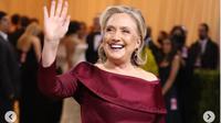 Hillary Clinton di Met Gala 2022. Ia hadir dengan gaun rancangan Altuzarra. Dok: Instagram @metgalaofficial