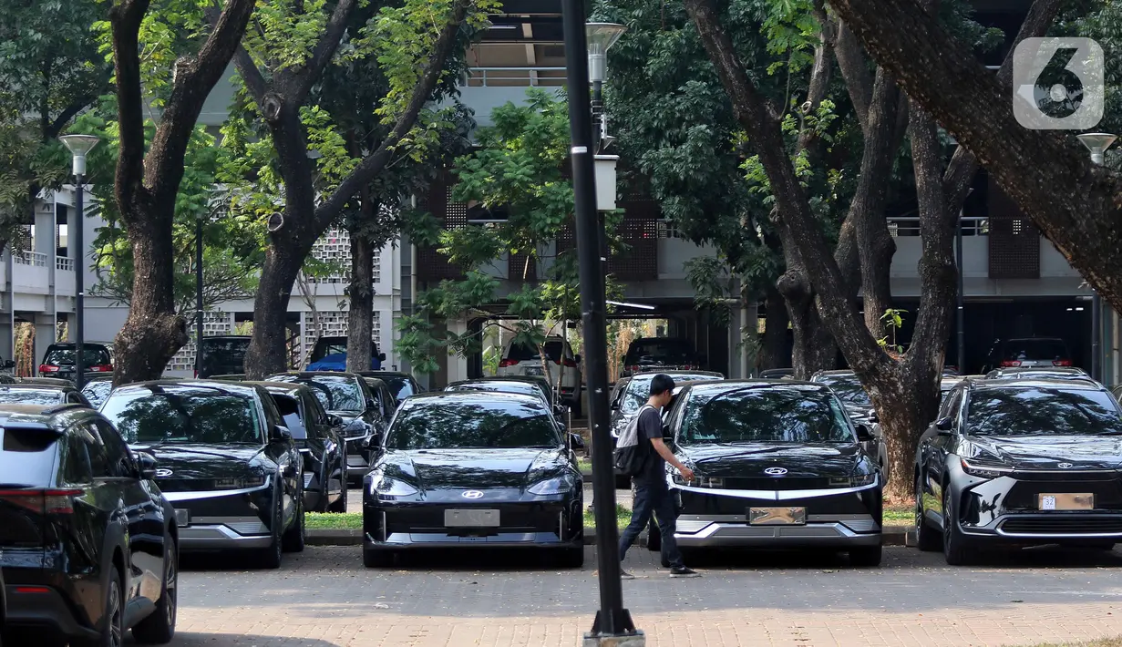 Ada ratusan mobil listrik dari berbagai produsen kendaraan di Indonesia, mulai dari Hyundai, Toyota, Lexus, BMW, Wuling, dan beberapa brand lainnya. (Liputan6.com/Angga Yuniar)