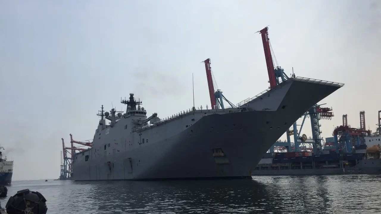 Kapal Angkatan Laut Australia HMAS Canberra tiba di Tanjung Priok Jakarta, Senin (25/10).