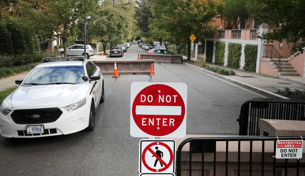 Kendaraan pasukan Secret Service terparkir di ujung jalan menuju rumah mantan Presiden AS, Barack Obama di Washington, Rabu (24/10). Dinas Rahasia AS menggagalkan pengiriman paket berisi bahan peledak ke rumah Obama. (CHIP SOMODEVILLA/GETTY IMAGES/AFP)