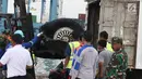 Petugas memasukkan bagian roda pesawat Lion Air PK-LQP JT 610 ke dalam truk di Pelabuhan JICT 2, Jakarta, Senin (5/11). Bagian tersebut dipindah untuk dilakukan identifikasi dan pengecekan lebih lanjut oleh KNKT. (Liputan6.com/Helmi Fithriansyah)