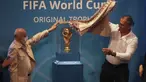 Iran untuk pertama kalinya dalam sejarah mendapatkan kesempatan untuk memamerkan langsung trofi Piala Dunia pada Kamis, 1 September 2022 waktu setempat. (AP/Vahid Salemi)