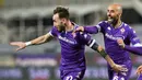 Gelandang Fiorentina, Gaetano Castrovilli (kiri) melakukan selebrasi usai mencetak gol kedua timnya ke gawang Spezia dalam laga lanjutan Liga Italia 2020/21 pekan ke-23 di Artemio Franchi Stadium, Jumat (19/2/2021). Fiorentina menang 3-0 atas Spezia. (LaPresse via AP/Jennifer Lorenzini)