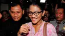 Aktris Jajang C. Noer berjalan masuk kedalam Gedung KPK, Jakarta, Rabu, (18/02/15). Jajang C. Noer datang untuk memberikan dukungan untuk KPK dan bertemu dengan ketua Komisi Pemberantasan Korupsi (KPK)(Liputan6.com/Faisal R Syam)