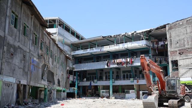 Petugas melakukan pembersihan puing reruntuhan gedung musala Pondok Pesantren Al Khoziny. Foto BNPB