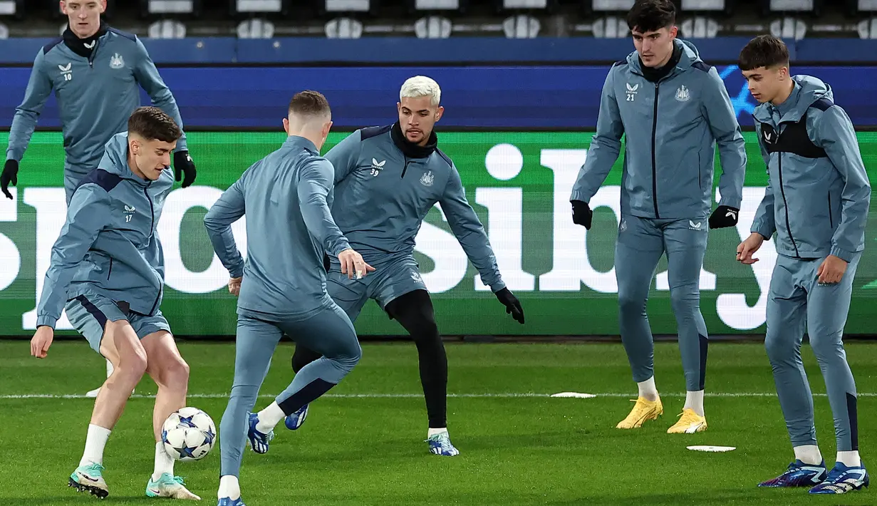 Gelandang Newcastle United #39 Bruno Guimaraes (tengah) mengambil bagian dalam sesi latihan menjelang lanjutan Liga Champions 2023-2024,  di Stadion Parc des Princes di Paris, Senin (27/11/2023). (FRANCK FIFE / AFP)